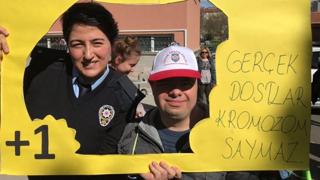 Down sendromlu çocuklar trafik polislerini ziyaret etti