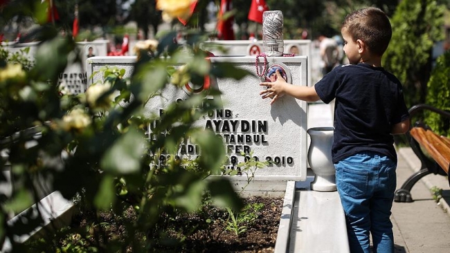 Şehit yakınları kabirlere akın etti