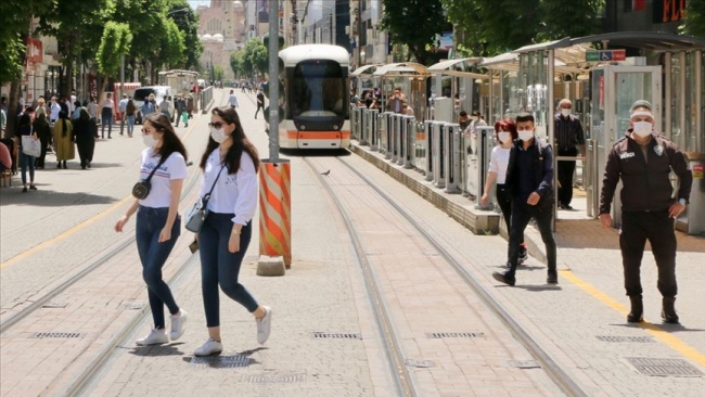 Maske takma zorunluluğu yaygınlaşıyor