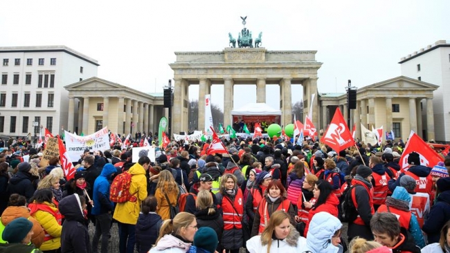Almanya'da kamu çalışanlarının uyarı grevi sürüyor