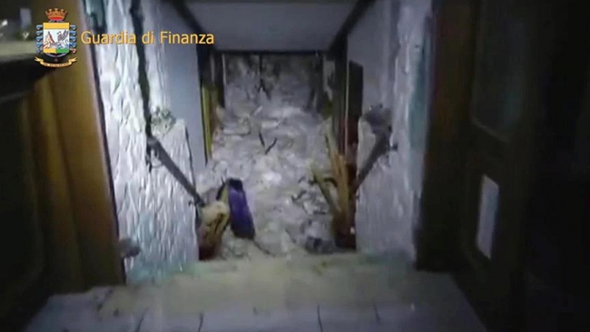 Çığın altında kalan 6 kişi ile temas kuruldu