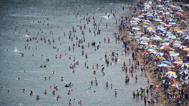 Binlerce günübirlik turist Amasra'ya akın etti
