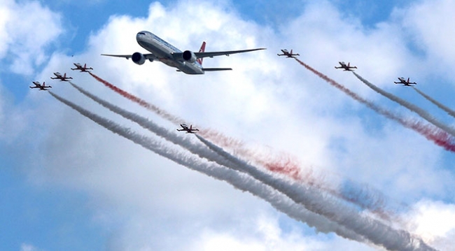 Türk Yıldızları ve Türk Hava Yolları uçağı birlikte uçtu