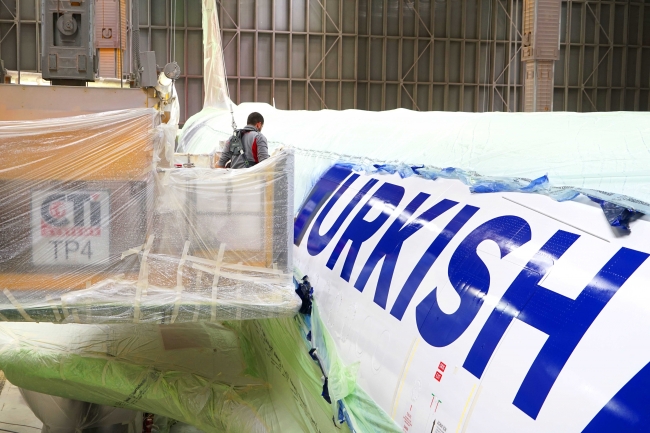 THY uçakları, 350 litre boyayla ilk günkü görünümüne kavuşuyor