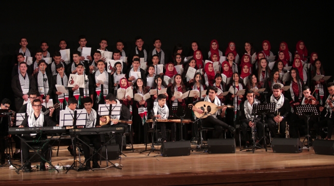 TİKA'dan Filistinli öğrencilere tablet