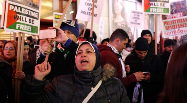 Times Meydanı'nda binlerce kişi ABD'nin Kudüs kararını protesto etti