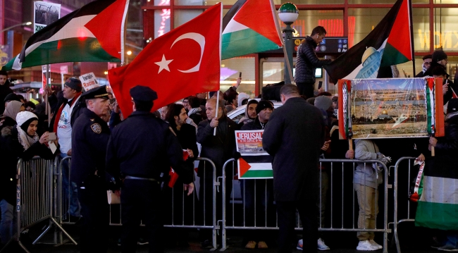 Times Meydanı'nda binlerce kişi ABD'nin Kudüs kararını protesto etti