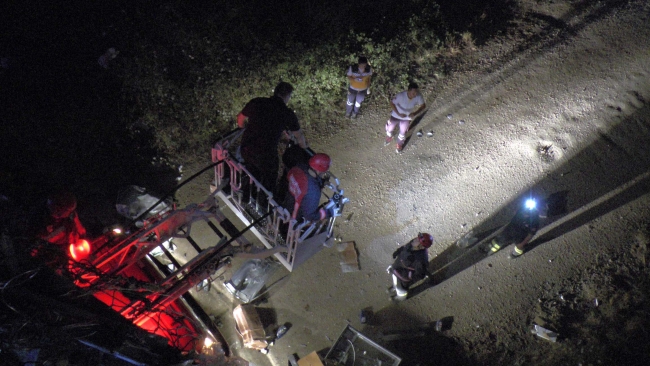 Köprüde asılı kalan tırın sürücüsü kurtarıldı