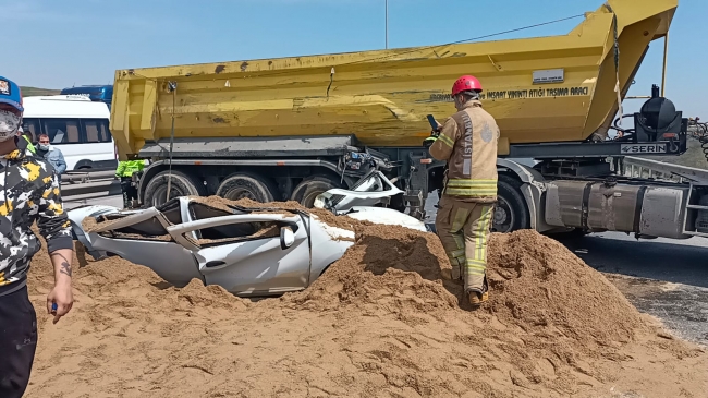 İstanbul'da kum yüklü tır otomobilin üstüne devrildi