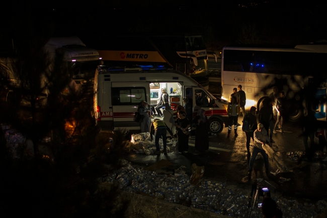 Ankara'da tır devrildi, binlerce pet şişe su yola saçıldı