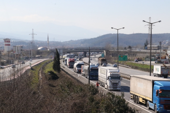 TEM'de tır devrildi, kilometrelerce araç kuyruğu oluştu