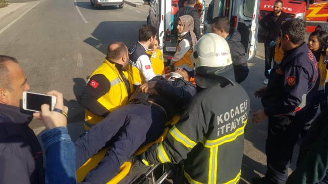 Kocaeli'de tır halk otobüsü ile çarpıştı: 20 yaralı