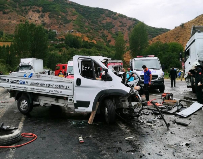 Bitlis'te tır ile kamyonet çarpıştı: 2 ölü, 3 yaralı