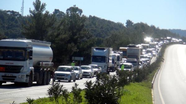 Kırmızı ışıkta bekleyen araçlara tır çarptı: 7 yaralı