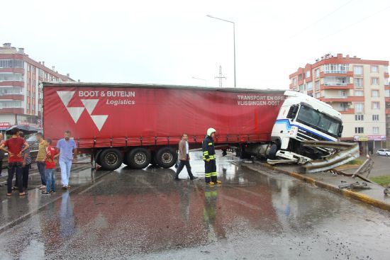 Kayan tır köprü korkuluklarında asılı kaldı