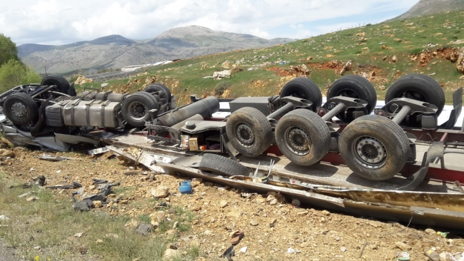 Devrilen tırın şoförü kazadan yara almadı
