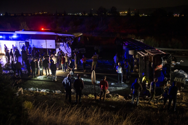 Ankara'da tır devrildi, binlerce pet şişe su yola saçıldı