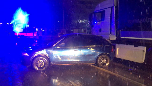 Bursa'da yolcu minibüsü tıra çarptı: 4 yaralı