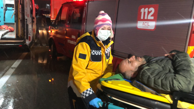 Bursa'da yolcu minibüsü tıra çarptı: 4 yaralı