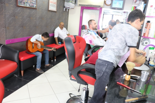 Canlı müzik eşliğinde tıraş