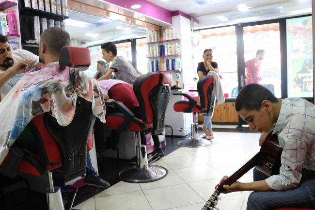 Canlı müzik eşliğinde tıraş