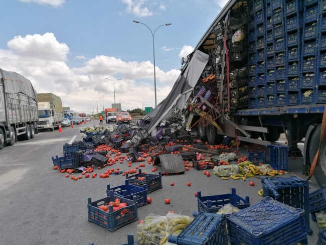Kaza yapan tırdaki meyveler yola saçıldı
