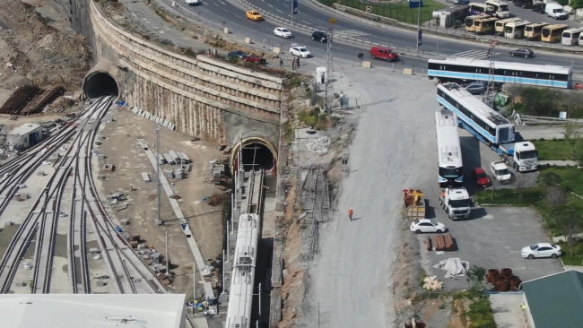 Sürücüsüz metronun yeni tren vagonları raylara indirildi
