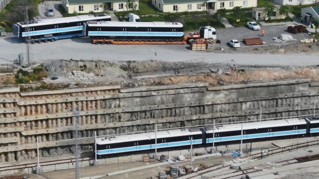 Sürücüsüz metronun yeni tren vagonları raylara indirildi