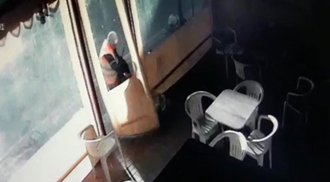 Dükkanın önüne bırakılan çöpleri iş yerinin içine attı