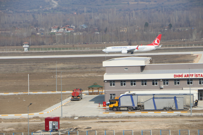 Tokat Havalimanı'na ilk yolcu uçağı indi