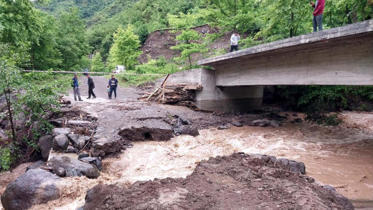 Menfezler tıkanınca yol göle döndü