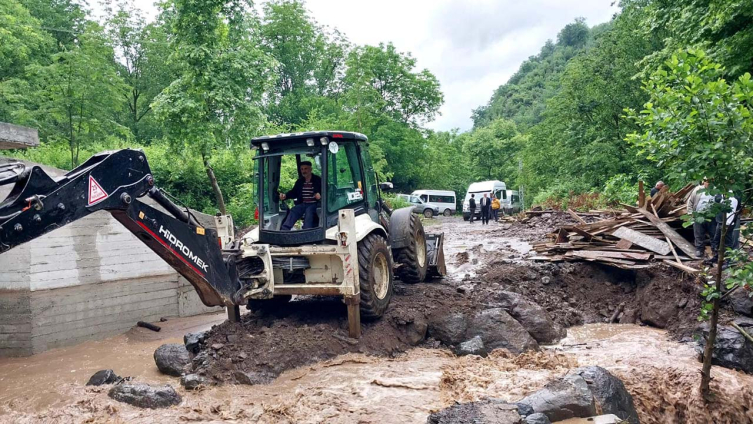 Menfezler tıkanınca yol göle döndü