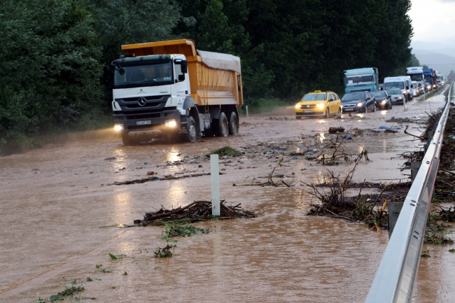 Tokat'ta sağanak ve dolu, hayatı olumsuz etkiledi