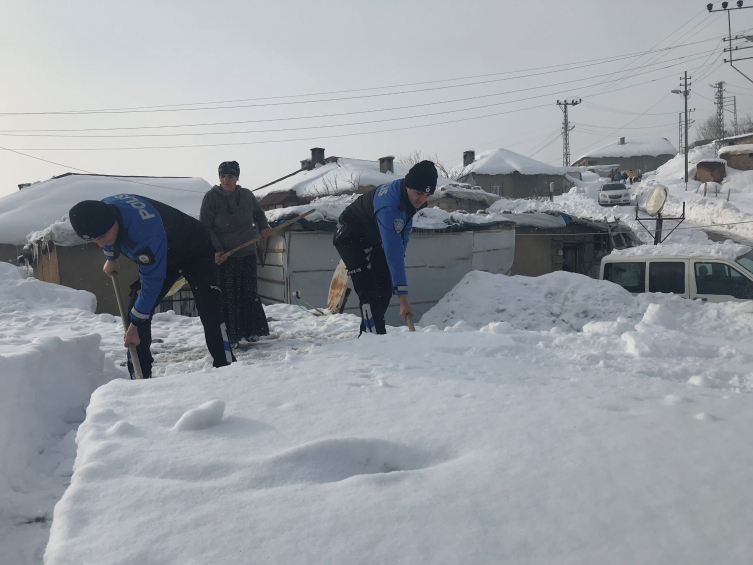 Polisler, karla mücadele eden vatandaşlara yardım eli uzattı