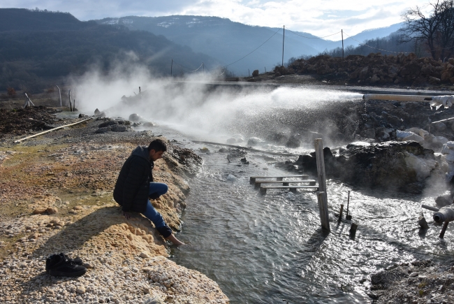 Topraktan fışkıran kaplıca suyu mahallelinin ilgi odağı oldu