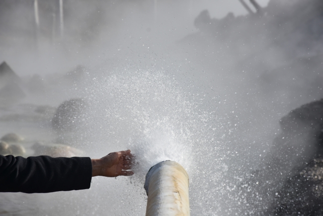 Topraktan fışkıran kaplıca suyu mahallelinin ilgi odağı oldu