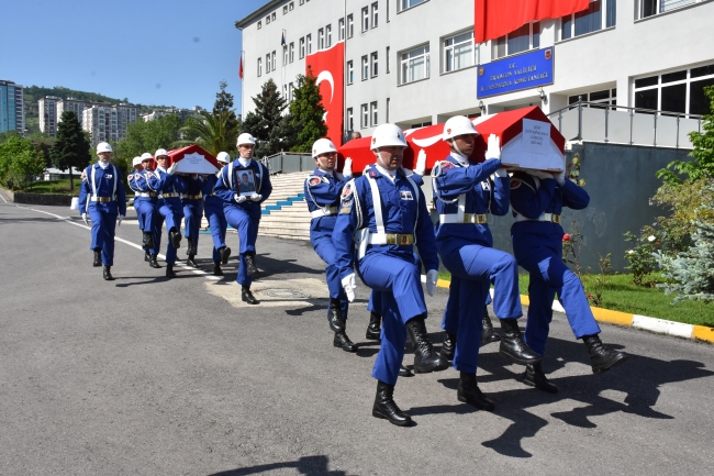 AA muhabirini arama çalışmalarında şehit düşen 2 asker için tören düzenlendi