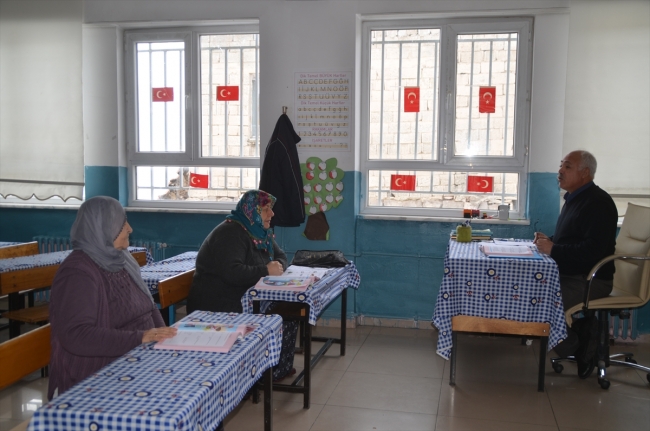 Babaanne ile torunu aynı okulda eğitim görüyor