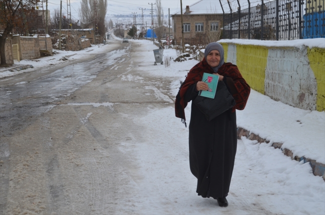 Babaanne ile torunu aynı okulda eğitim görüyor