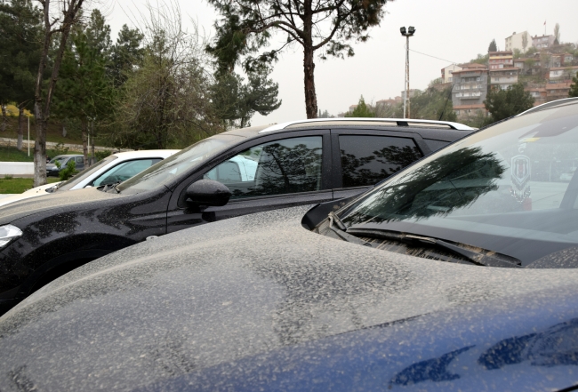 Gökyüzünden toz yağdı, araçların üstü çamurla kaplandı