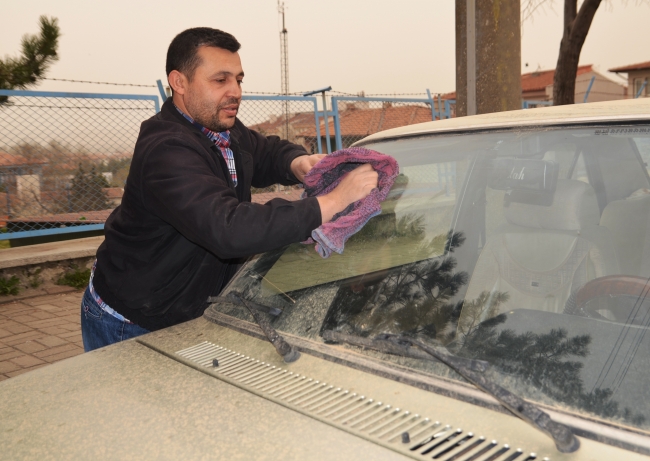 Gökyüzünden toz yağdı, araçların üstü çamurla kaplandı