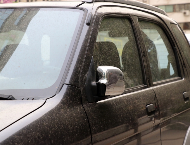 Gökyüzünden toz yağdı, araçların üstü çamurla kaplandı