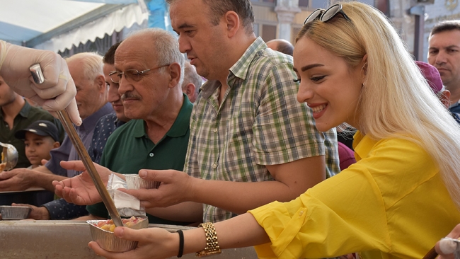 Erdoğan'ın talimatıyla 13 ilde aşure ikram edildi