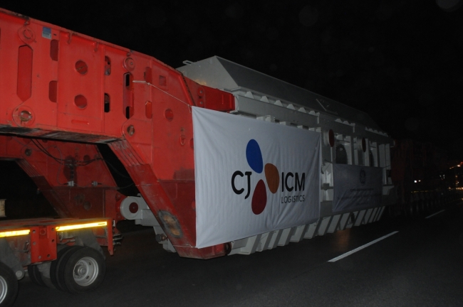 Dev trafo 280 tekerlekli araçla taşındı