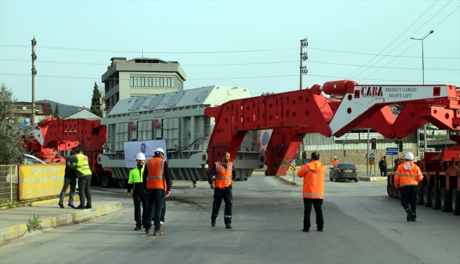 Dev trafo 280 tekerlekli araçla taşındı