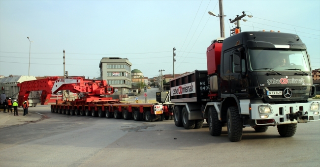 Dev trafo 280 tekerlekli araçla taşındı