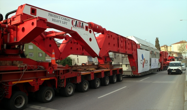 Dev trafo 280 tekerlekli araçla taşındı