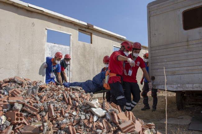 Tren kazası tatbikatı gerçeğini aratmadı