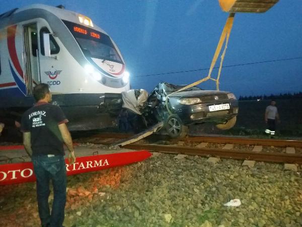 İzmir'de yolcu treni otomobile çarptı: 2 yaralı