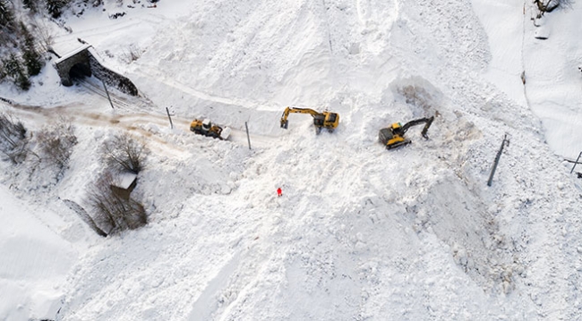 İsviçre'de mahsur kalan 13 bin turist için tren seferleri yeniden başladı